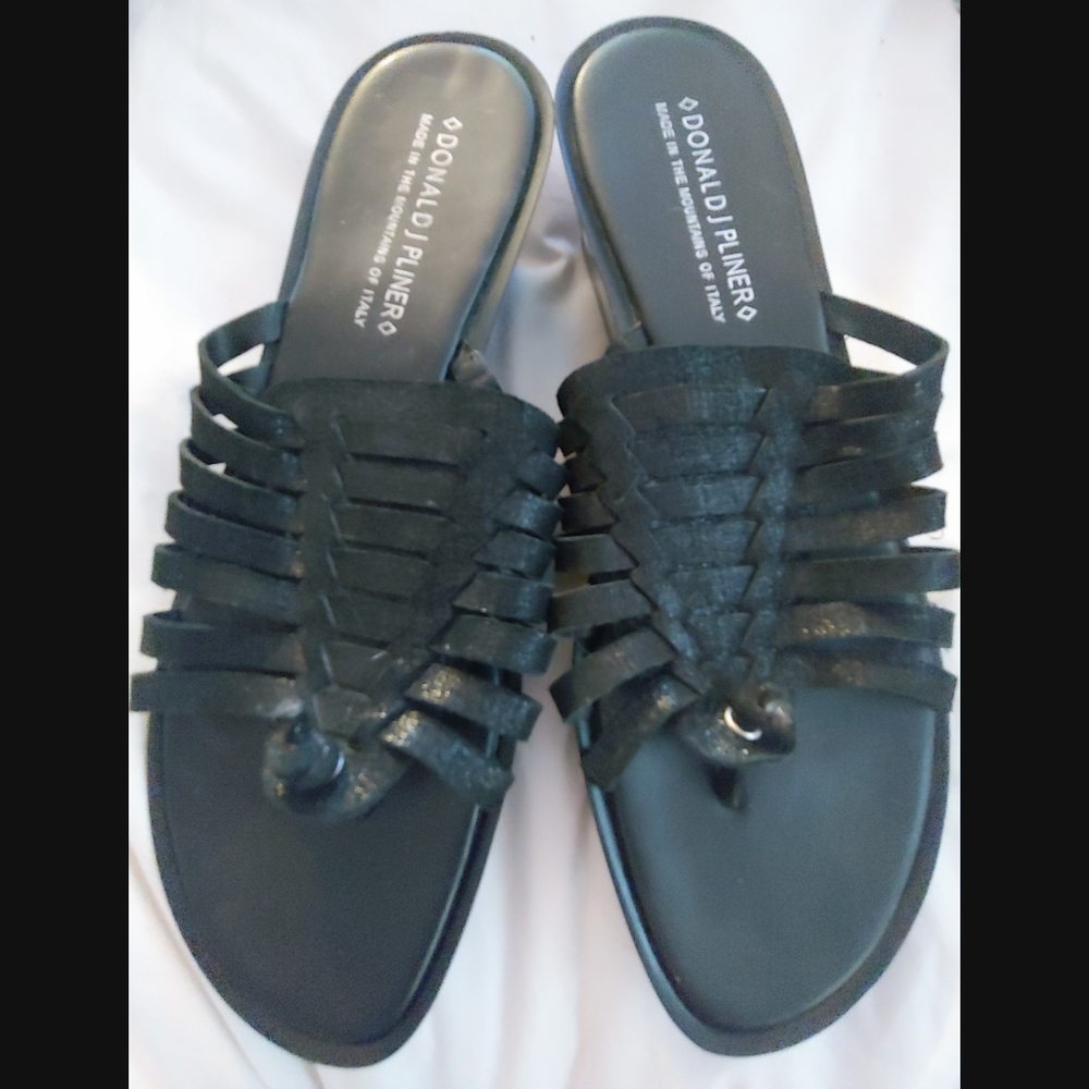SOLD- NWOT DONALD J PLINER SANDAL THONGS